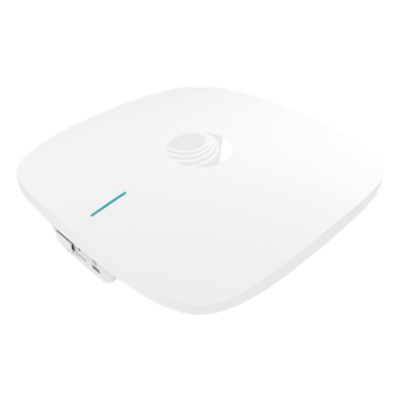 Access Point cnPilot XE3-4 WiFi 6/6E 802.11ax (2.4, 5 y 6 GHz), 3 radios definidos por software (SDR), MU-MIMO 4x4, Políticas de control de aplicaciones, hasta 1,500 clientes, gestión desde la nube, hasta 6.6 Gbps.